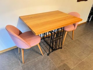 Masivní dubová stolová deska na krásné podnoži ze šicího stroje ✅🐘 #stolovina #dubovadeska #stulzesicihostroje #woodtable...